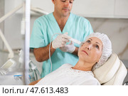 doctor uses RF lifting equipment. Стоковое фото, фотограф Яков Филимонов / Фотобанк Лори