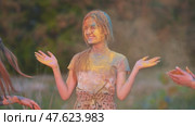 Funny girls are sprinkled with multi-colored powder. Holi holiday. Стоковое видео, видеограф Mikhail Davidovich / Фотобанк Лори