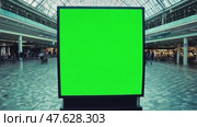 Green screen digital display in a shopping mall. Electronic billboard with blank green background a City Centre shopping area. Advertisement hoarding mock up template chroma key backdrop. 4K Video. Стоковое AI-видео, аниматор Марина Демидюк / Фотобанк Лори