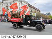 Советский грузовик ЗиС-5 на параде ретротранспорта в честь дня Победы. Город Тюмень (2017 год). Редакционное фото, фотограф Александр Тараканов / Фотобанк Лори