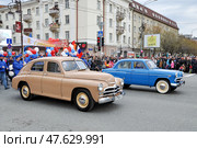 Автомобили ГАЗ-М-20 "Победа" и Москвич-407 на параде в честь Дня Победы 9 мая. Город Тюмень (2017 год). Редакционное фото, фотограф Александр Тараканов / Фотобанк Лори