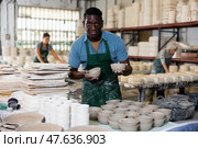 Man potter with new crafted ceramic bowls. Стоковое фото, фотограф Яков Филимонов / Фотобанк Лори