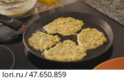 On plate are vegetable pancakes made from grated zucchini. Стоковое видео, видеограф Яков Филимонов / Фотобанк Лори