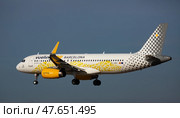 Vueling Airbus approaching to runway at El Prat Airport (2020 год). Редакционное фото, фотограф Яков Филимонов / Фотобанк Лори
