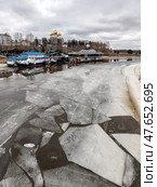 Ледоход на Которосли, в Ярославле, вид с моста на Даманский остров. Стоковое фото, фотограф Николай Белавин / Фотобанк Лори