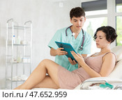 female patient documents signing. Стоковое фото, фотограф Яков Филимонов / Фотобанк Лори