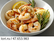 Shrimp. Seafood. Gourmet king prawn in the bowl. A bowl of fresh shrimp served with lemon wedges and parsley garnish. Prawns. Jumbo Shrimp Scampi Sauteed in Butter and Olive Oil. Preparation process. Стоковое AI-изображение, AI-художник Марина Демидюк / Фотобанк Лори