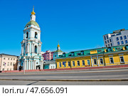 Вид на церковь Троицы Живоначальной в Серебряниках. Улица Яузская. Весенний солнечный день. Москва. Россия. Редакционное фото, фотограф E. O. / Фотобанк Лори
