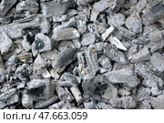 Древесный уголь для мангала покрытый слоем белого пепла - Charcoal for a barbecue covered with a layer of white ash. Стоковое фото, фотограф Владислав Дельдюгинов / Фотобанк Лори
