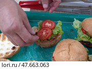 Приготовление бургеров на мангале - Cooking burgers on the grill. Стоковое фото, фотограф Владислав Дельдюгинов / Фотобанк Лори