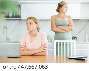 Blurry mum and girl crossed arms and standing apart from each other, ignore do not talk. Стоковое фото, фотограф Яков Филимонов / Фотобанк Лори