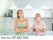 Teenage daughter asking mother to forgive after argument. Стоковое фото, фотограф Яков Филимонов / Фотобанк Лори