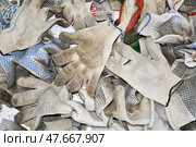 A pile of dirty work gloves. Хлопчатобумажные рабочие перчатки после использования свалены в кучу. Работа завершена. Стоковое фото, фотограф Ольга Солопова / Фотобанк Лори