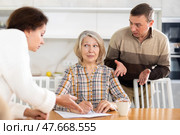 Old woman signing papers. Стоковое фото, фотограф Яков Филимонов / Фотобанк Лори