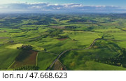 Tuscany aerial landscape of farmland hill, Italy (2023 год). Стоковое видео, видеограф Михаил Коханчиков / Фотобанк Лори