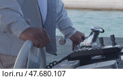 Close-up of the captain's hands at the helm. He controls the movement of the yacht. Стоковое видео, видеограф Aleksey Kidisyuk / Фотобанк Лори