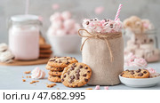 Sweet Temptations: Chocolate Chip Cookie with Milkshake Dessert. Стоковое AI-изображение, AI-художник Данила Большаков / Фотобанк Лори