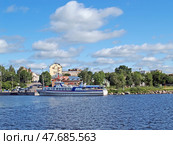 Теплоход "Меридиан" стоит у причала города Сортавала. Карелия (2012 год). Редакционное фото, фотограф Ирина Борсученко / Фотобанк Лори