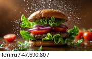 Juicy burger assembly in slowmotion. Стоковое AI-изображение, AI-художник Андрей Бакусов / Фотобанк Лори
