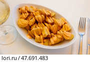 Spanish dish, patatas bravas, served on plate. Стоковое фото, фотограф Яков Филимонов / Фотобанк Лори