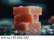 Три красные желейные конфеты, уложенные на черную поверхность с кристаллами сахара. Стоковое AI-изображение, AI-художник ФотоИнтеллект / Фотобанк Лори