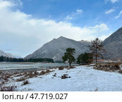 Река Катунь, первый снег осенью в республике Алтай, Чемальский район. Katun River, the first snow in autumn in the Altai Republic, Chemalsky district. 卡吞河，阿尔泰共和国秋天的第一场雪，Chemalsky区。 Стоковое фото, фотограф Денис Баданин / Фотобанк Лори