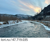 Река Катунь, первый снег осенью в республике Алтай, Чемальский район. Katun River, the first snow in autumn in the Altai Republic, Chemalsky district. 卡吞河，阿尔泰共和国秋天的第一场雪，Chemalsky区。 Стоковое фото, фотограф Денис Баданин / Фотобанк Лори