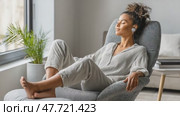 Young woman relaxing in armchair listening to music. Стоковое AI-видео, аниматор Юрий Поздников / Фотобанк Лори