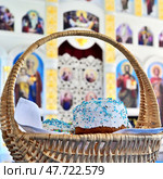 Пасхальные куличи в плетеной корзине на фоне иконостаса. Стоковое фото, фотограф Владимир Литвинов / Фотобанк Лори