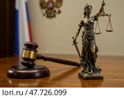 Символ справедливости и правопорядка в российском суде, молоток и Фемида на столе судьи. Стоковое AI-изображение, AI-художник Сергей Никифоров-Гордеев / Фотобанк Лори