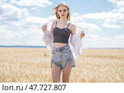 Young beautiful blonde girl posing in a wheat field. Стоковое фото, фотограф Андрей Аркуша / Фотобанк Лори