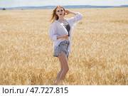 Young beautiful blonde girl posing in a wheat field. Стоковое фото, фотограф Андрей Аркуша / Фотобанк Лори