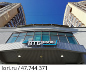 ВТБ банк, вывеска у офиса в современном жилом комплексе. Ул. Газовиков, 41 в Тюмени. Редакционное фото, фотограф Ольга Дерябина / Фотобанк Лори