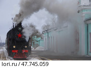 Паровоз Л-2180 в клубах пара, станция Осташков, Тверская область (2021 год). Редакционное фото, фотограф Алексей Иванов / Фотобанк Лори