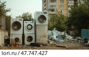Сбор электронных отходов: выброшенные холодильники и стиральные машины в черте города для повышения уровня экологической осведомленности. Стоковое AI-изображение, AI-художник ФотоИнтеллект / Фотобанк Лори