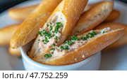 Вкусные риллеты из лосося с хрустящими ломтиками багета, уложенные на плоскую поверхность. Стоковое AI-изображение, AI-художник ФотоИнтеллект / Фотобанк Лори