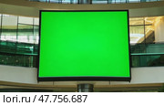 Big Green screen digital display in shopping mall. Electronic billboard with blank green background. City Centre shopping area. Advertisement hoarding mock up template chroma key backdrop. 4K Video. Стоковое AI-видео, аниматор Марина Демидюк / Фотобанк Лори