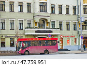 Туристический экскурсионный автобус рядом с Булгаковским домом. Улица Большая Садовая, дом 10. Москва. Россия. Редакционное фото, фотограф E. O. / Фотобанк Лори