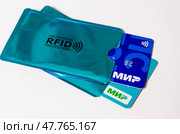 RFID защитный чехол для банковской карты - защита от считывания, мошенничества, кражи. Редакционное фото, фотограф Snezka / Фотобанк Лори
