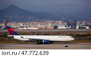 Delta Airbus taxiing to runway on El Prat Airport (2020 год). Редакционное фото, фотограф Яков Филимонов / Фотобанк Лори
