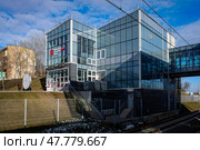Вестибюль станции МЦК Крымская в Москве. Солнечный весенний день (2020 год). Редакционное фото, фотограф Александр Кузнецов / Фотобанк Лори