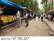 ARSHAN VILLAGE, BURYATIA, TUNKINSKIY DISTRICT, RUSSIA - July 24, 2024: Tourists buy medicinal herbs and souvenirs at the famous Mongolian market on summer day. Редакционное фото, фотограф Виктория Катьянова / Фотобанк Лори