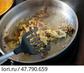 There is frying pan with scrambled eggs on stove, complemented with champignon and asparagus. Стоковое фото, фотограф Яков Филимонов / Фотобанк Лори