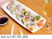 Urumaki roll with salmon avocado pepino and tobiko. Стоковое фото, фотограф Яков Филимонов / Фотобанк Лори