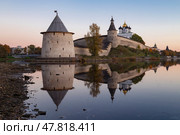 Вид на стариный Псковский кремль (Кром) в октябрьские сумерки. Редакционное фото, фотограф Виктор Карасев / Фотобанк Лори
