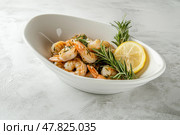 Shrimp Plate. Seafood. Gourmet king prawn in the bowl. A bowl of fresh shrimp served with lemon wedges and parsley garnish. Prawns. Jumbo Shrimp Scampi Sauteed in Butter and Olive Oil. Preparation. Стоковое AI-изображение, AI-художник Марина Демидюк / Фотобанк Лори