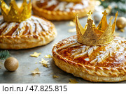 Christmas king cake. Galette des rois during the Epiphany. Traditional cake baked for celebration of the Twelfth Night. Almond flaky pastry cake. Freshly baked homemade three king bread with a crown. Стоковое AI-изображение, AI-художник Марина Демидюк / Фотобанк Лори