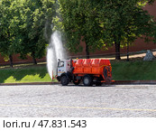 Moscow, Russia May 14, 2024: water-sprinkling machine on Red Square on a hot summer day. Стоковое фото, фотограф Фотограф / Фотобанк Лори