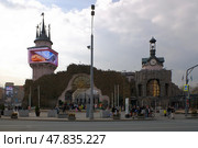 Главный вход Московского зоопарка с угловыми башнями на Красной Пресне, Москва. Облачный весенний день. Редакционное фото, фотограф Александр Кузнецов / Фотобанк Лори