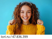 Счастливая девушка с двумя поднятыми руками в жесте победителя, портрет на синем фоне. Стоковое AI-изображение, AI-художник Щеголева Ольга / Фотобанк Лори